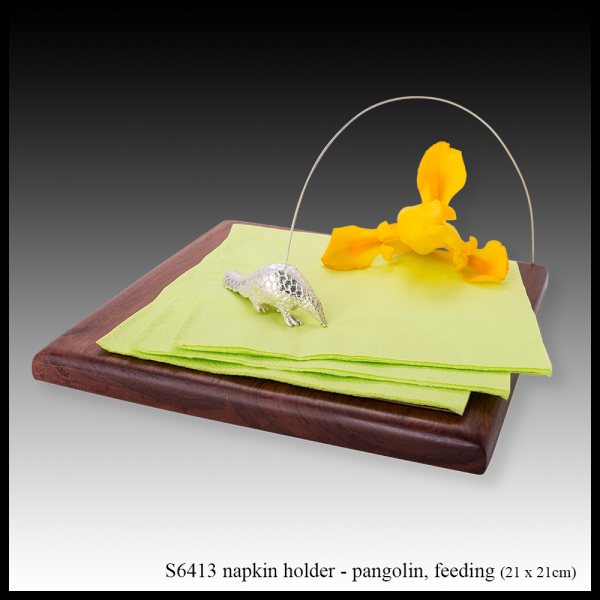 S6413 napkin holder – pangolin feeding